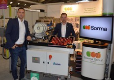 Sorma Group Benelux. Zij wegen en verpakken AGF producten van klein tot groot. Romke van de Velden en Vincent Corsel tonen de Sinclair automatische labelmachine die wordt gebruikt voor het labelen van fruit in trays en bakken. De machine heeft een hoge snelheid en kan ook vochtige producten labelen. Op deze uitvoering is een Touch screen bediening aangebracht.