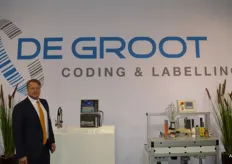 De Groot Coding & Labeling levert o.a. printers voor het bedrukken van alle AGF verpakkingen. Bert de Groot poseert bij de EBS ink-jet printersystemen met een hoge capaciteit..