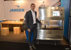 Gerard Schuurman van Jansen Control Systems bij een Xray machine die geschikt is voor alle voedingsmiddelen. Deze machine detecteert stenen, glas, HD plastics en is een controle systeem dat aan het eind van de lijn wordt gebruikt.