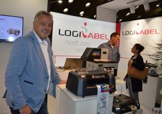 Logi Label. Marco van der Velden bij de Afinia label printer L501. Een nieuwe desktop kleuren label printer die geschikt is om te printen met watergedragen inkt en op pigment gebaseerde inkt. Snel te wisselen van de verschillende inkten.