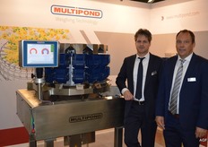 De compacte multihead weger van Multipond is ideaal voor de groente industrie. De machine kan IP 69 gereinigd worden, dus met water onder hogedruk. De machine is geredesignd en daardoor nog beter te reinigen zodat aan alle hygiëne-eisen die supermarkten stellen voldaan kan worden. Frank caris en bas Neggers.