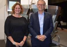 Johan Vanhemens van Vanhemens BVBA en Natasja Boekel van Jasa Packaging Systems poseren voor de carrousel multiheadweger voor o.a. gesneden groenten.