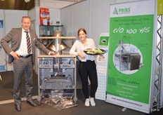 Jan en Marli Strijbos poseren bij de jongste telg van de Prins Verpakkingstechniek familie. Dit werd gevierd met beschuit met muisjes. De machine is een vereenvoudigde verticale, vorm-, vul- en sluitmachine. De machine is geschikt voor verpakkingsprocessen met kleine hoeveelheden of verschillende producten in flexibele verpakkingen. De machine is compact van vorm.