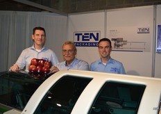 Ten Packaging toonde de Automac A 55 voor het verpakken van producten onder folie. Zowel de A55 als de A75 is geschikt voor pvc vrije folie. Erik Suiskens, Walter Crops en Kris Van Pee.