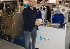 Abarka Packaging Solutions, Robin van Cuijk toont de HSA ready meal met het SkirtAll® design. Een nieuwe verpakking binnen dit concept o.a. geschikt voor kant- en klaar maaltijden.