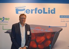 Joop Meerbeek van naber Plastics voor de Perfolid achterwand.