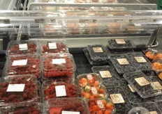 Direct na de entree van de supermarkt in de 'kelder' liggen frambozen (5,30 euro, 250 gr.), aardbeien (4,40 euro, 250 gr.), blauwe bessen (in een beker 3,38 euro, in een bakje 5,23 euro, 250 gr.) en biologische kaki’s (2,74 euro, 2 stuks) in de koeling.