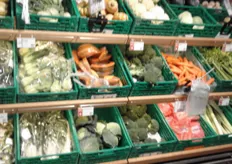 Een overzicht van het groentenschap met opvallend veel onverpakte groenten. De broccoli, kool en Bleekselderij zijn niet verpakt en ook de wortelen kunnen per stuk gekocht worden.