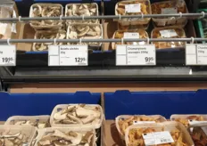 De prijzen voor de verschillende paddenstoelen kunnen oplopen. De morieljes kosten 17,10 euro per 35gr. Gedroogde champignons kosten 11,10 euro per 35 gram, de mixverpakking 8.50 euro per 200 gram en de cantharellen 8,40 euro per 150 gram.