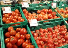 Het tomatenassortiment omvat veel verschillende soorten, vooral van Zwitserse bodem. Linksboven de ronde tomaten (3.38 euro), daarnaast vleestomaten (4,11 euro) en roze tomaten (5,10 euro, kg) met daar weer naast trostomaten (3,68 euro).