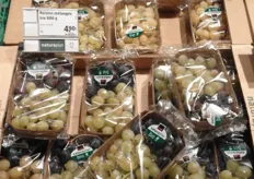 Biologische druiven in een mixverpakking of alleen witte druiven, beide voor 4,20 euro per bakje.