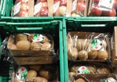 Biologische appelen in een sixpack en biologische kiwi’s.