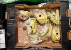 Max Havelaar baby-bananen, verpakt per 240 gram voor 3,08 euro.