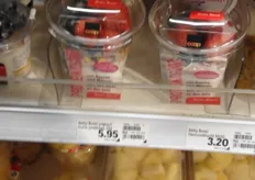 Blurring in het winkelschap: yoghurt met vers zachtfruit (5,10 euro per beker).
