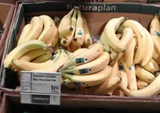 Bij de bananen heb je keuze uit Max Havelaar of biologische Max Havelaar bananen. De verpakte bananen onderaan kosten 1,97 euro, de biologische Max Havelaar bananen daarboven kosten 2,82 euro per kilo.
