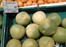 Rode pomelo’s uit Israël, 3,60 euro per stuk.