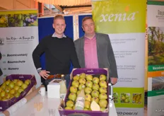 Raymond van Ojen samen met Pieter van Rijn. Zij presenteren de Xenia peer en nieuwe peren sap die ze hebben ontwikkeld. Afgelopen seizoen is er meer dan 6 miljoen kilo Xenia peren geoogst.