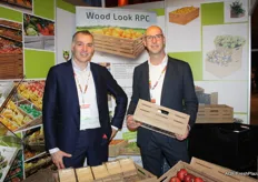 Erik van Essen en mark Heijmans van Polymer Logistics met de plastic kratten met houten look