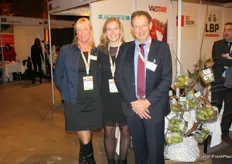 Het team van Handelsmaatschappij Jan Oskam met Elvira Schipper, Lisanne en Kees Oskam. De punnets groeiden tot in de bomen.