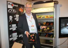 "Kijk, skinnen van fruit kunnen we ook", vertelt Gerrit Tijhof van Sismatec"