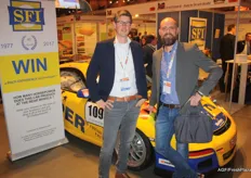 Johan Hagoort (CSI) en Martijn van der Velden (Eimskip) poseren ook even voor de sportwagen van Dirk Schulz