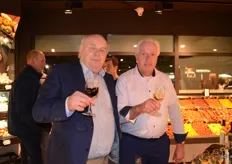 Dick van der Bent en Jan Mallon van slijterij Op de Terp schonk wijn voor de gasten