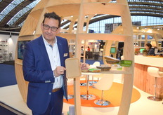 Geert-Jan Meijer van Bunzl met de nieuwe Pulltic verpakking. Een slimme fruitverpakking.