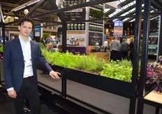 Wietse van Gellekom van HRBS. Zij geven hospitality gelegenheden weer de kan om een moestuin te hebben. Ze laten het opgroeien bij de kwekers en zo brengen zij het naar de klant.