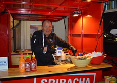 Zoals altijd staat Hay Joosten van Heuschen en Schrouff Oriental Foods heerlijke gerechten maken voor de bezoekers van de stand.