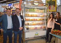 Hans van Mourik en Paul Dekker van Lukassen AGF met de promotie dames.