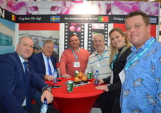 Raymond Mahieu en Jan Smit van Smit's Uien samen met een aantal klanten.