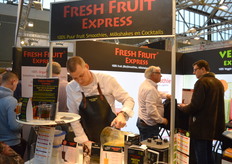 Ferry Stomp van Fresh Fruit Express maakt heerlijk smoothies voor de bezoekers.