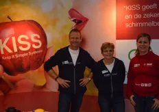 Kick van Saarloos, Yet Reitsma en Sabrina van Essen van BASF. Op de achtergrond de nieuwe promotie van KISS, de nieuwe norm voor schimmelbestrijding in appelen en peren.