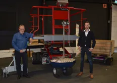 Gert-Jan Donker en Henk van de Werken van Lasbedrijf Donker, bij de fruitbuggy met schaar en lithium, MIA Vamil regeling is op deze machine van toepassing.