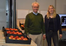 Marc Ravesloot en Alma van der Heiden van WageningenUR. Zij stonden met een appel smaakproef en toetsen op uiterlijk.