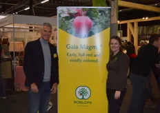 Winnie en Anouk Roelofs van Boomkwekerij Roeloefs presenteren het nieuwe appelras Gala Magma.