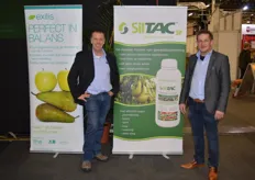 Jan van Dillen en Ab Sinke van R. van Wesemael/Agroburen. Zij presenteerden Siltac, een nieuwe perenbladvlo bestrijder op basis van siliconen.