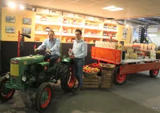 Jeroen Vernooij en Jaap van de Wetering van Schulp, zij hadden in de stand de pas gerestaureerde tractor van de vader Van Albert