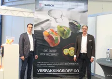 Mark van der Kamp en Hans Peelen van Sarco Packaging met de nieuwe achterwand voor Verpakkingsidee.nl