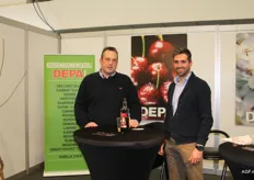 Peter Durlet van DEPA Kersenboomkwekerij met zijn nieuwe collega Toon Vanrykel