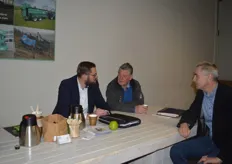 Links Peter Kuijlen van ZHE Trading in gesprek met teler Verhoeven en Addy van Waas van Betuwe Mechanisatie.