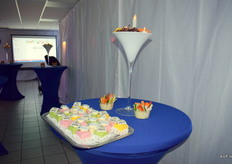 Feestelijke gebakjes en groente in dip van partner in productontwikkeling Henri