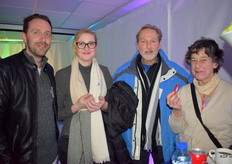 Kelvin Rodenburg, Donna Stevens, Peter van Tuin en Margret Muller van Stichting Aap. De apen eten elke week 2000 kg aan groenten en fruit.