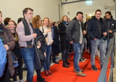 Belangstellingen wachten de openingshandeling af op de rode loper die voor hen is uitgelegd