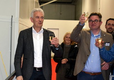 Bram en Peter brengen een toost uit