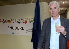 "Bram poseert nog trots voor de nieuwe investering. "We kunnen nu veel flexibeler inspelen op de vraag van klanten"