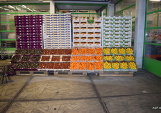 Kleurrijke presentatie van fruit. De nieuwe snijderij verwerkt bewust alleen groenten. Door samen te werken met een fruitsnijderij kan voorgesneden fruit wel worden besteld