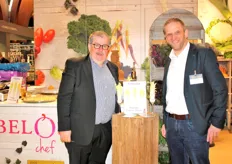 Philiep Willems en Miguel Demaeght van BelOrta bij de winnaar van de Gouden Tavola in de categorie Traiteur: de Friseline. Friseline is een kruising van verschillende soorten andijvie en heeft een mooie gele kleur en frivool gekrulde randen.