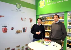 Bart Lammertyn en Anthony Henderson van Frupeco voor de koeling met vers gesneden fruitsalades.