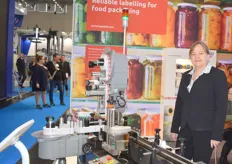 Op de stand van Logopak showt Claudia Berg de etiketteringstechnologie voor het labellen van allerhande levensmiddelen